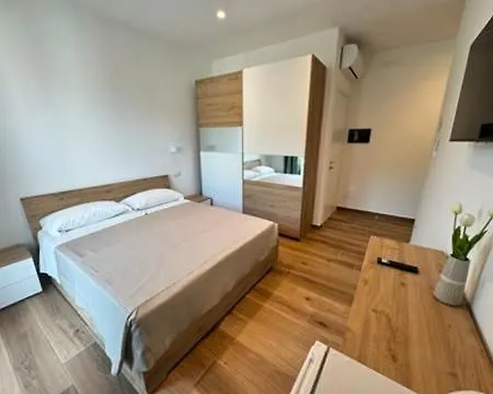 Petrarca - Camere&suites Гостевой дом 3*
